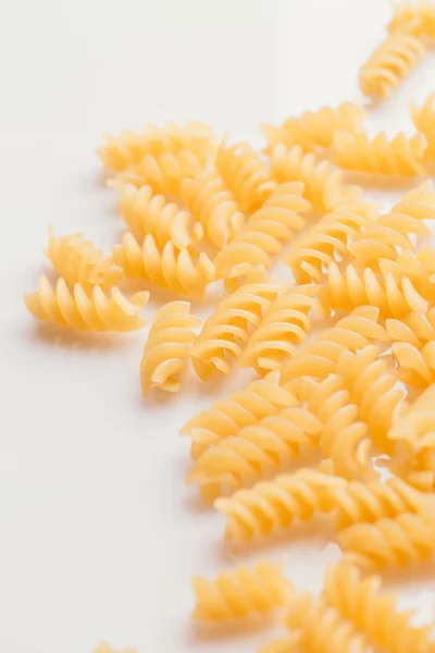 Trockene italienische Pasta auf weißem Hintergrund — Stockfoto