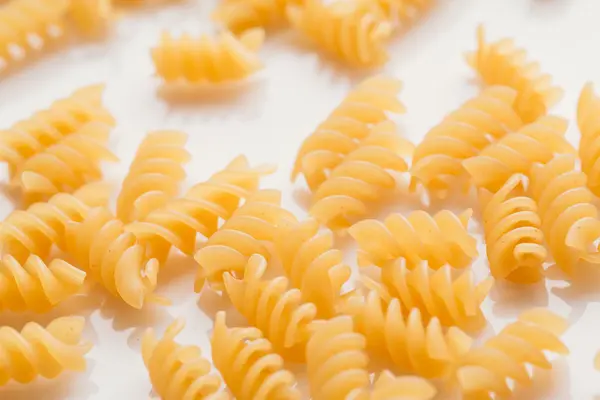 Trockene italienische Pasta auf weißem Hintergrund — Stockfoto