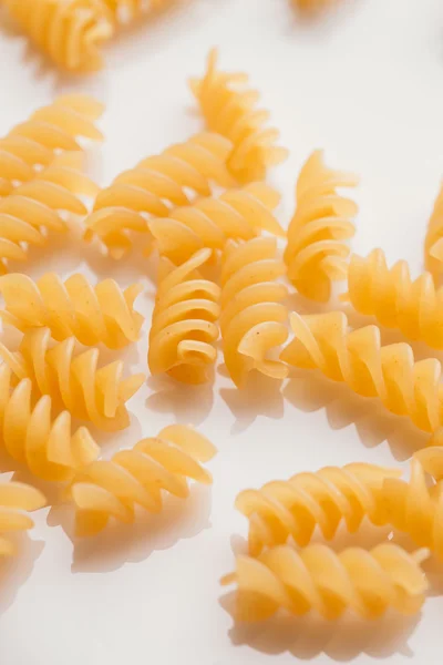 Trockene italienische Pasta auf weißem Hintergrund — Stockfoto