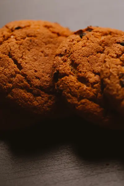 Frische Kekse mit Schokolade auf dunklem Hintergrund — Stockfoto