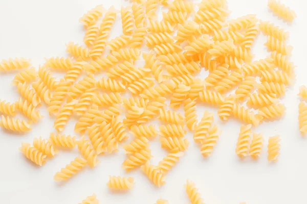 Torra italiensk pasta på en vit bakgrund — Stockfoto