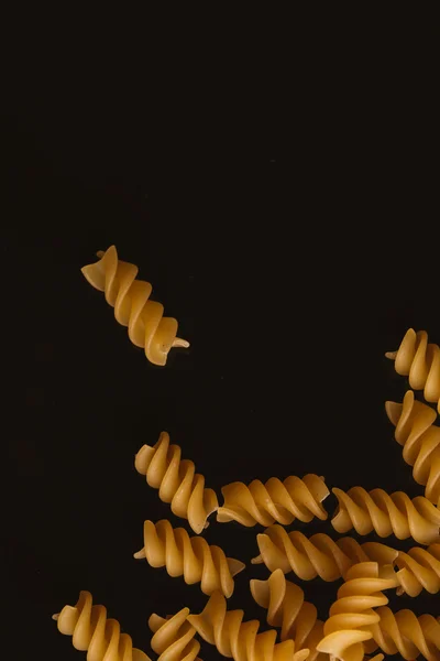 Massa italiana seca em um fundo escuro — Fotografia de Stock