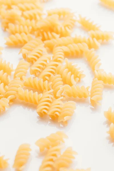 Droge Italiaanse pasta op een witte achtergrond — Stockfoto