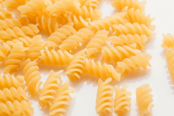 Trockene italienische Pasta auf weißem Hintergrund — Stockfoto