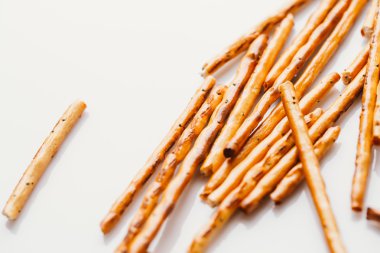 bir haşhaş siyah bir zemin üzerine tatlı tedavi saman.