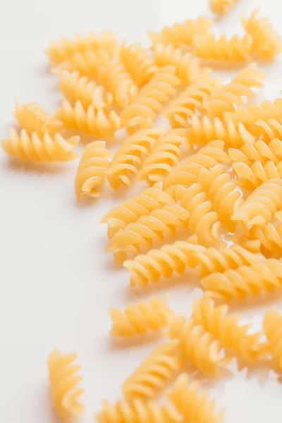 Trockene italienische Pasta auf weißem Hintergrund — Stockfoto
