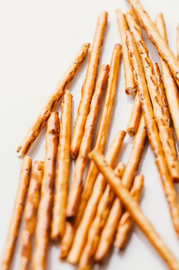 bir haşhaş siyah bir zemin üzerine tatlı tedavi saman.