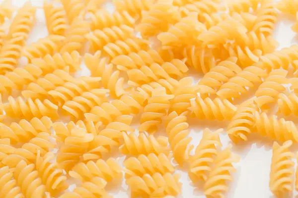 Trockene italienische Pasta auf weißem Hintergrund — Stockfoto