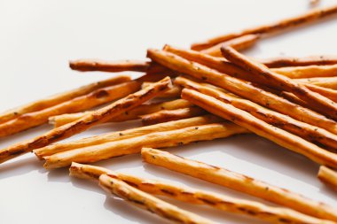 bir haşhaş siyah bir zemin üzerine tatlı tedavi saman.