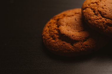 Çikolata koyu arka plan üzerinde taze kurabiye