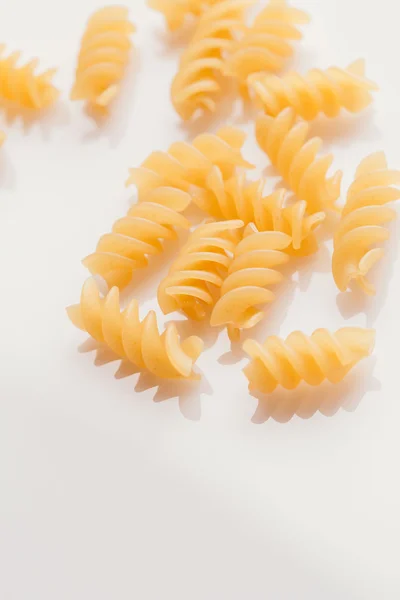 Pasta secca italiana su fondo bianco — Foto Stock