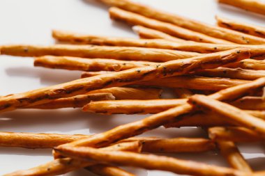 bir haşhaş siyah bir zemin üzerine tatlı tedavi saman.