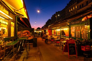 Naschmarkt gıda pazarında akşam, Viyana, Avusturya 'da gece vakti