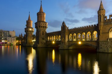 Güneş battıktan sonra Oberbaum Köprüsü