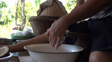 Asya tatlılar yemek için rendelenmiş hindistan cevizi
