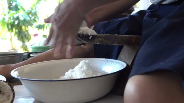 Coco rallado para cocinar postres — Vídeo de stock