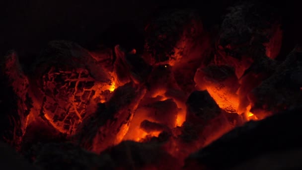Le feu de charbon brûle comme un volcan .