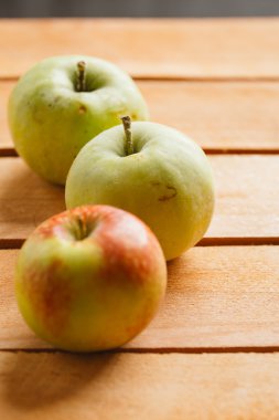 ahşap arka plan üzerinde birkaç taze olgun elma