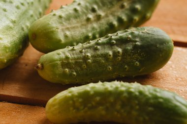 Ahşap arka plan üzerinde taze salatalık yakın çekim