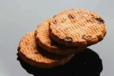 Kuru üzüm yakın çekim karanlık bir arka plan ile taze kurabiye