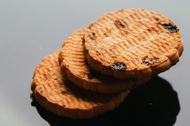 Kuru üzüm yakın çekim karanlık bir arka plan ile taze kurabiye