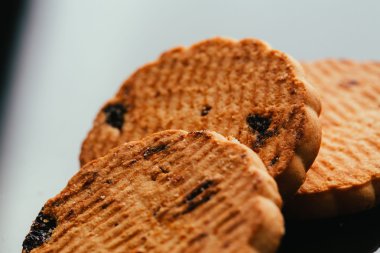 Kuru üzüm yakın çekim karanlık bir arka plan ile taze kurabiye