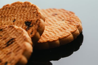 Kuru üzüm yakın çekim karanlık bir arka plan ile taze kurabiye