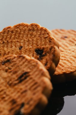 Kuru üzüm yakın çekim karanlık bir arka plan ile taze kurabiye