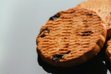 Kuru üzüm yakın çekim karanlık bir arka plan ile taze kurabiye