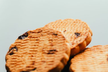 Kuru üzüm yakın çekim karanlık bir arka plan ile taze kurabiye