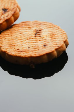 Kuru üzüm yakın çekim karanlık bir arka plan ile taze kurabiye