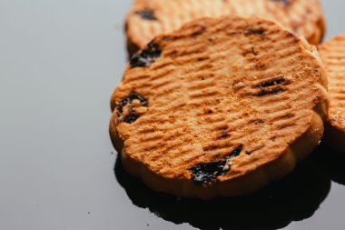 Kuru üzüm yakın çekim karanlık bir arka plan ile taze kurabiye