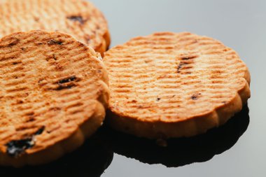 Kuru üzüm yakın çekim karanlık bir arka plan ile taze kurabiye