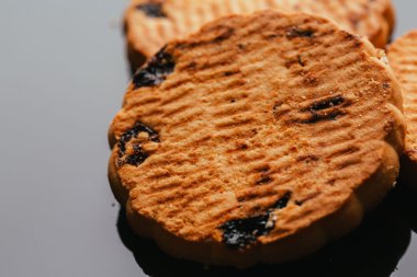 Kuru üzüm yakın çekim karanlık bir arka plan ile taze kurabiye