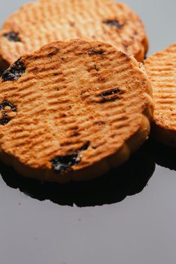 Kuru üzüm yakın çekim karanlık bir arka plan ile taze kurabiye