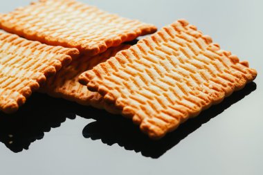 karanlık bir arka plan üzerinde taze kurabiye yakın çekim