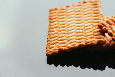 karanlık bir arka plan üzerinde taze kurabiye yakın çekim