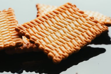 karanlık bir arka plan üzerinde taze kurabiye yakın çekim