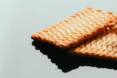 karanlık bir arka plan üzerinde taze kurabiye yakın çekim