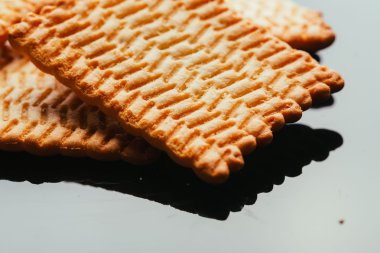 karanlık bir arka plan üzerinde taze kurabiye yakın çekim