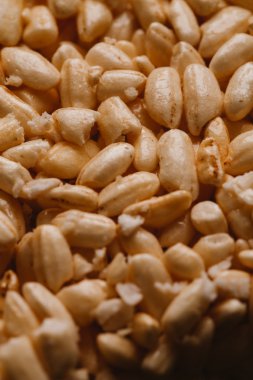 pirinç dilim bir koyu arka plan yakın çekim kabarık