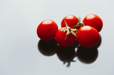 Karanlık bir arka plan üzerinde taze kiraz domates