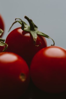 Karanlık bir arka plan üzerinde taze kiraz domates