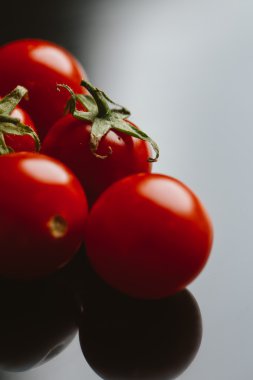 Karanlık bir arka plan üzerinde taze kiraz domates