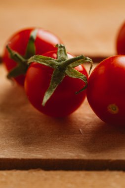 Ahşap arka plan üzerinde taze kiraz domates