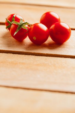 Ahşap arka plan üzerinde taze kiraz domates