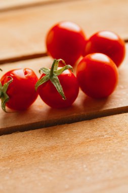 Ahşap arka plan üzerinde taze kiraz domates