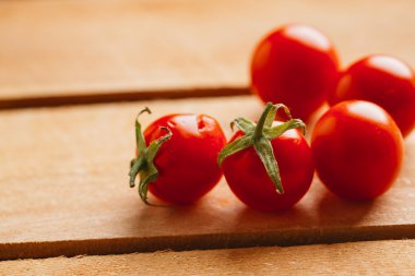 Ahşap arka plan üzerinde taze kiraz domates