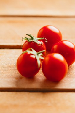 Ahşap arka plan üzerinde taze kiraz domates