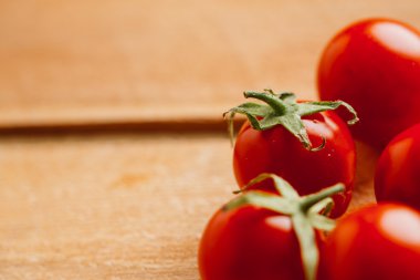 Taze kiraz domates ahşap arka plan üzerinde kapat